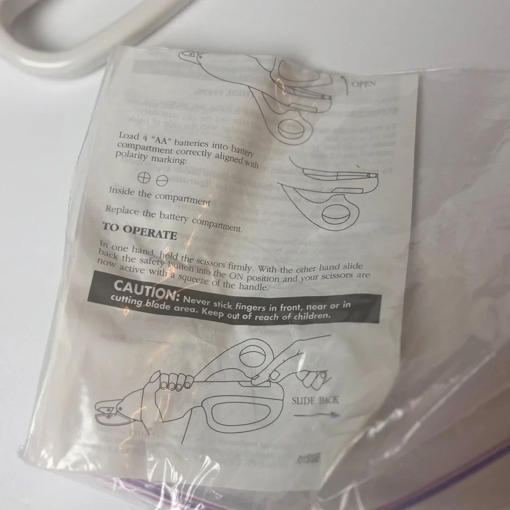 Singer Electric‎ Scissors Handheld Battery Operated White with Spare Blade